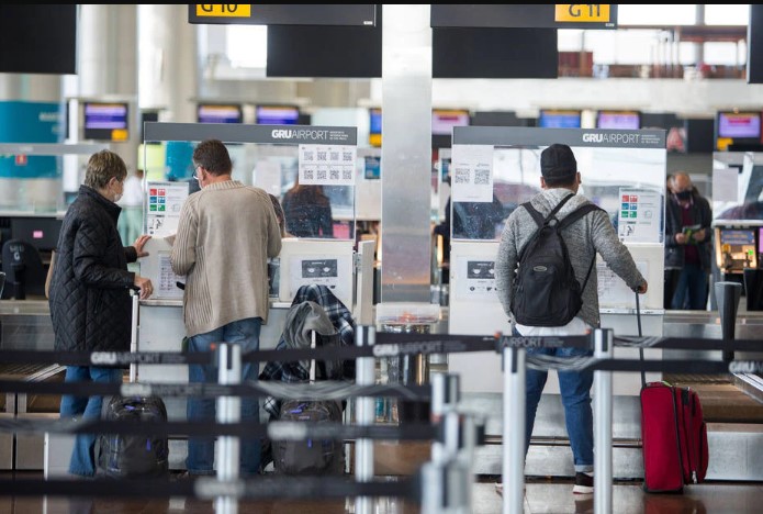 Passageiros fotografados no Aeroporto de Guarulhos; nesta segunda, governo federal acatou decisão do STF e passou a exigir comprovante de vacinação para a entrada no Brasil