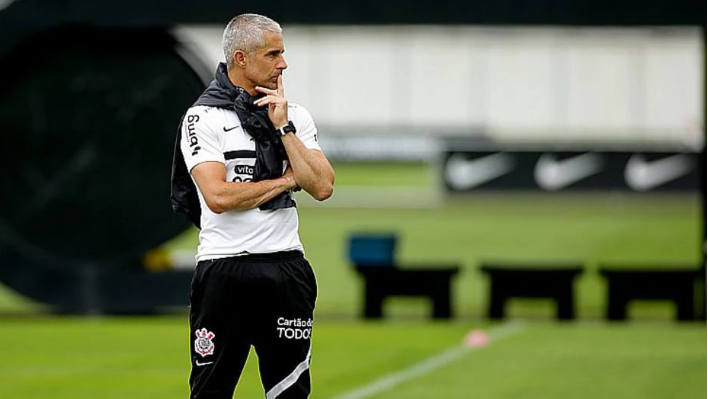 Sylvinho, que já trabalhou no Lyon, tem licença Uefa Pro, o que não será mais necessário para treinar na Europa