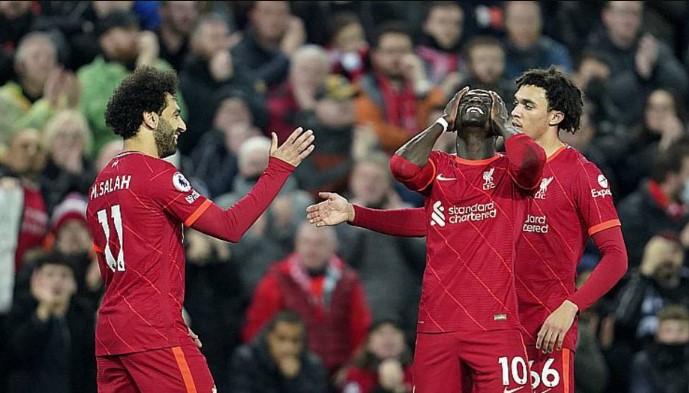 Liverpool bate Newcastle com baixas por covid-19 e faz história no Inglês
