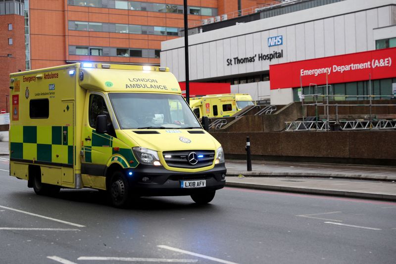 Ambulância em frente a hospital londrino em meio à disseminação da Covid-19 no Reino Unido