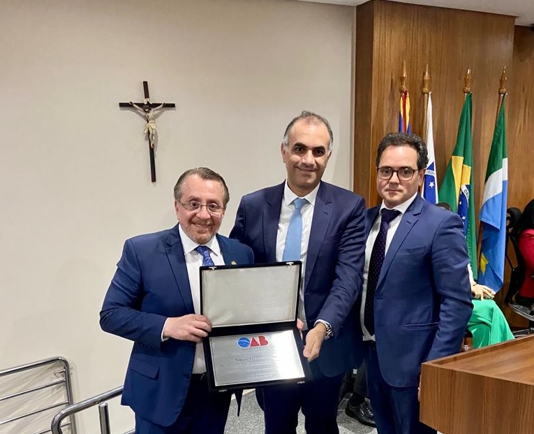 O Juiz Titular Juliano Tannus, ex-Conselheiro da OAB//MS, recebeu a moção em nome dos servidores do TRE-MS das mãos do Presidente da OAB/MS Mansour Elias Karmouche e do Presidente eleito para a próxima gestão Bitto Pereira.