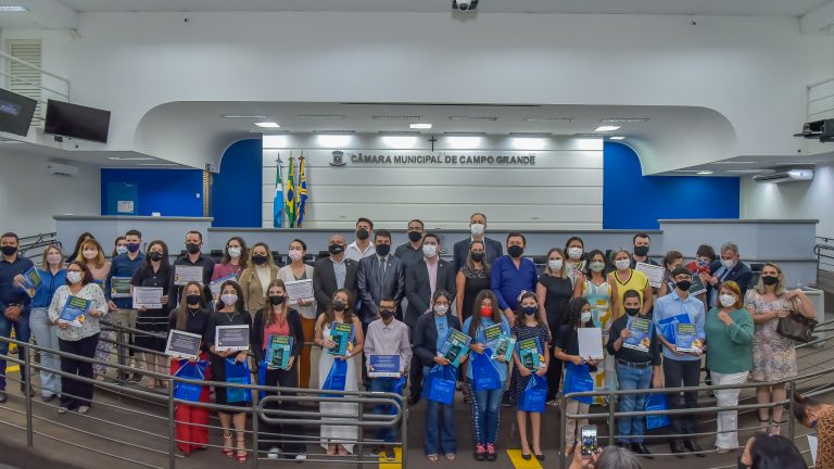 A cerimônia reuniu alunos, professores e pais, além da secretária municipal de Educação, Elza Fernandes e vereadores