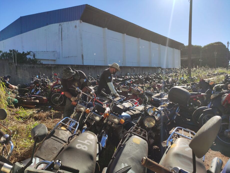 O menor lance está em R$ 755,00 para a motocicleta Honda CG 125 titan KS 2001, de cor verde. Já o maior está em R$ 18.860,00 para a Toyota Hilux SRV 2006, de cor branca
