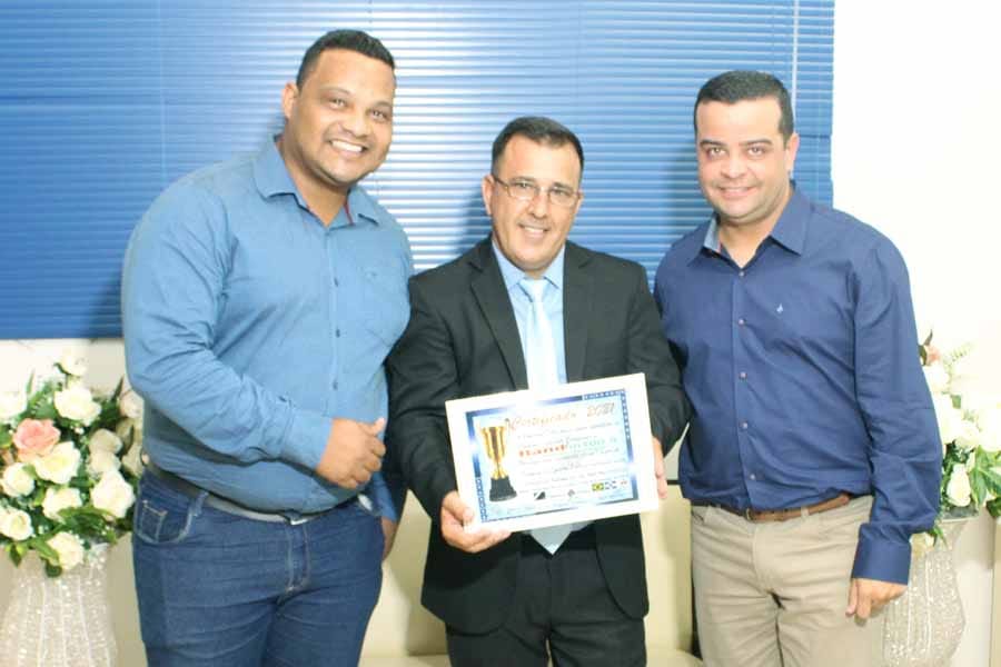 Locutor Junior Mendes, Carlos Nascimento e Robson Rodrigues na entrega da premiação