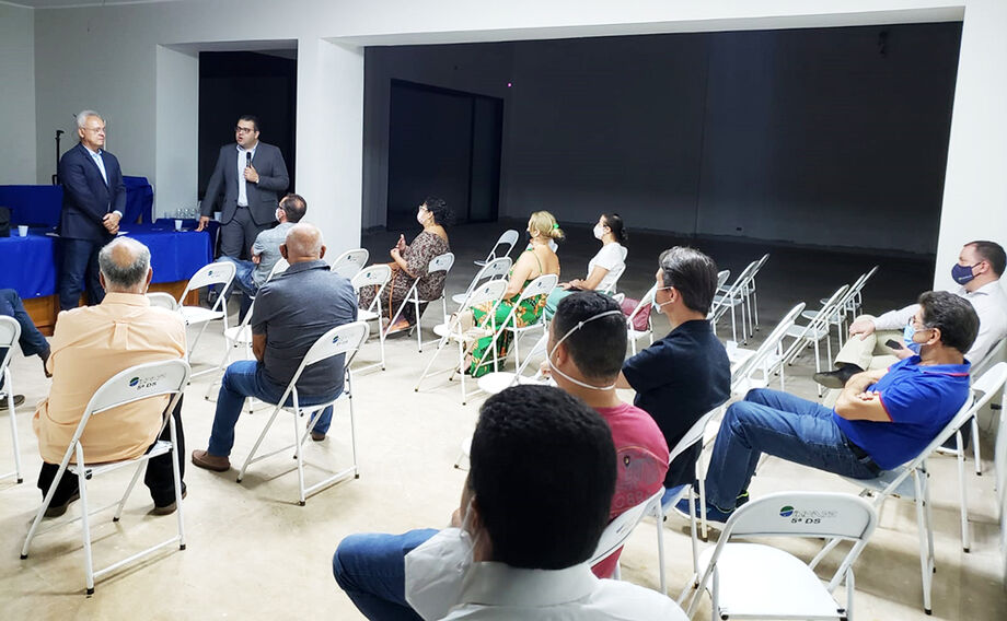 O prefeito de Dourados, Alan Guedes, em reunião com o presidente do Sindicato dos Fiscais Tributários Estaduais de MS (Sindifiscal/MS), Francisco Carlos de Assis, 'Chiquinho', na noite de ontem (1º)