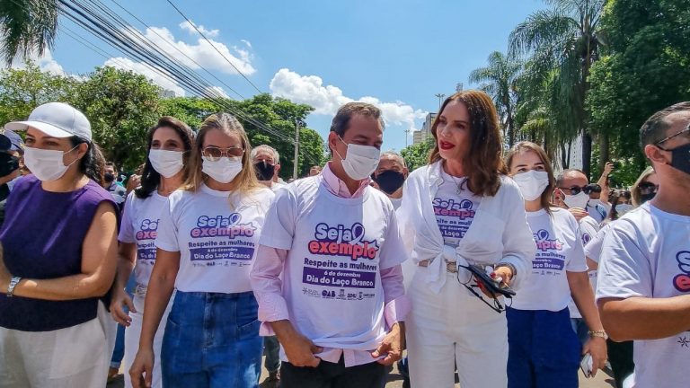 Luiza Brunet ao lado das autoridades locais