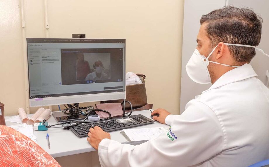 A teleinterconsulta é um modelo de atendimento virtual que permite que médicos, em diferentes localidades e de diferentes especialidades