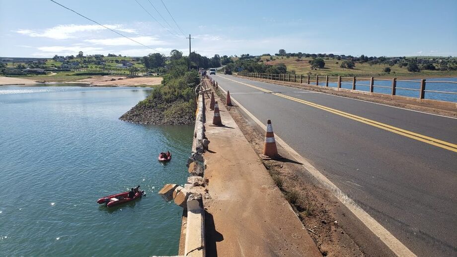 O Corpo de Bombeiros resgatou na manhã desta quarta-feira, 22, três corpos de vítimas do acidente entre um carro e um caminhão com reboque que caíram no rio Paranapanema, após uma colisão sobre a ponte que liga Paranapanema a Itaí