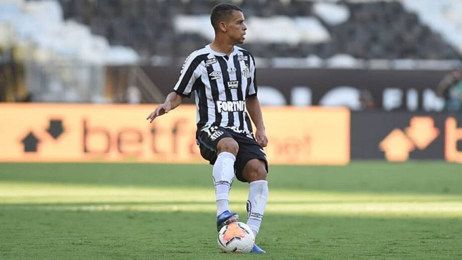 Volante Sandry está entre os atletas ccom covid-19 no elenco do Santos