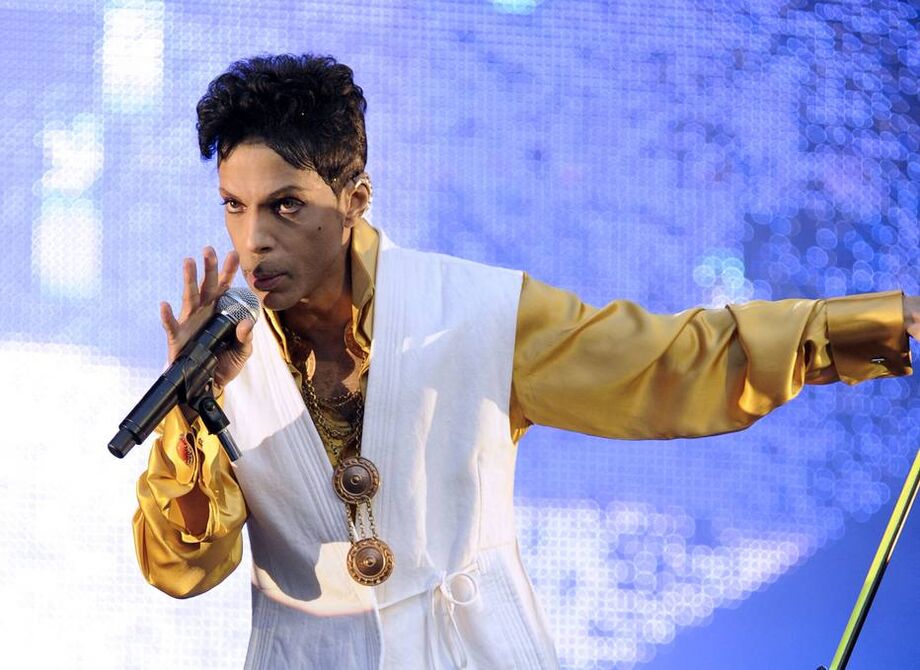 O cantor Prince em apresentação feita em junho de 2011, no Stade de France, em Paris.