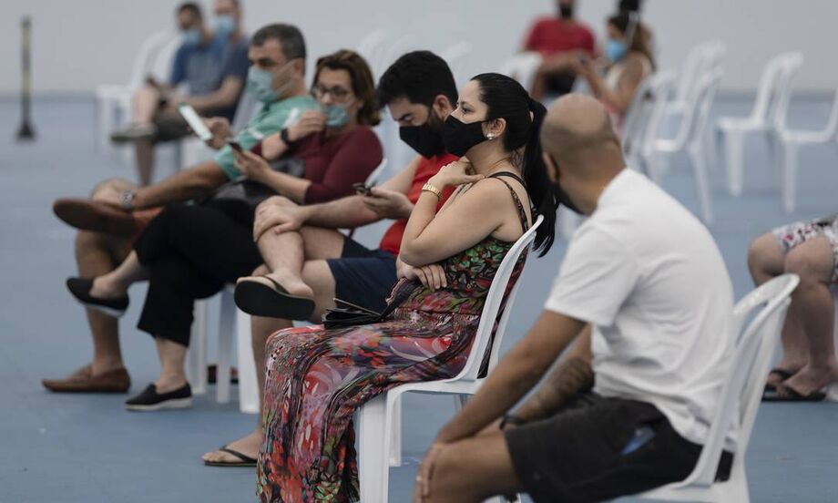Pessoas aguardam em centro de testagem para Covid no Parque Olimpico em Jacarepagua