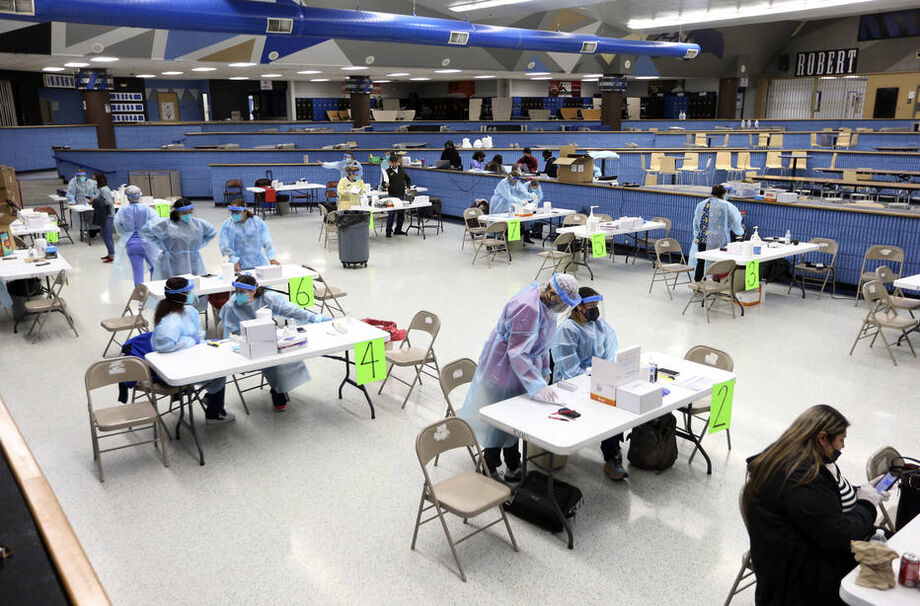 Refeitório de escola do ensino médio é utilizado como centro de testagem contra covid-19 no Texas, EUA; Ômicron adia volta às aulas