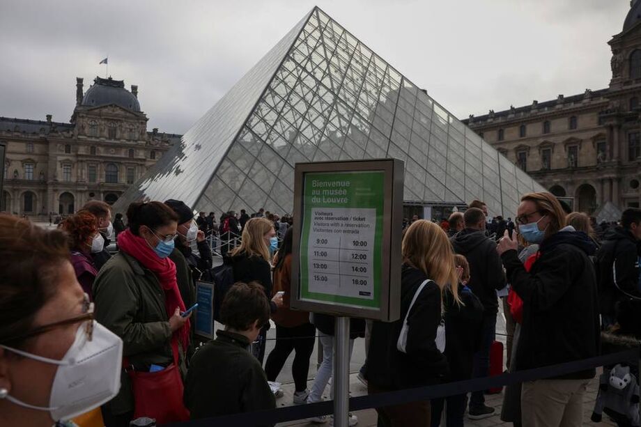 Louvre, o maior museu do mundo, teve uma queda de 70% de visitantes em 2021 por conta da pandemia.