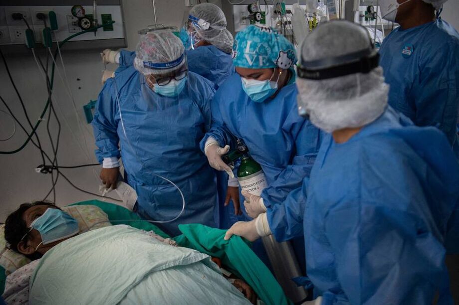Profissionais de saúde atendem a paciente com covid-19 na Unidade de Terapia Intensiva do Hospital Alberto Sabogal Sologuren, em Lima, no Peru