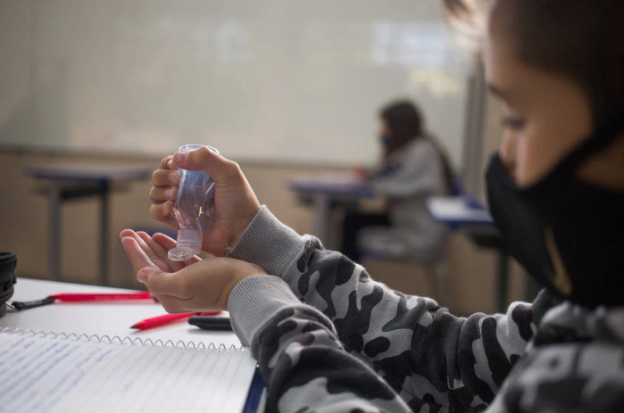 A obrigatoriedade da frequência escolar está prevista em lei e a escola, para muitos estudantes, é também um local de proteção social