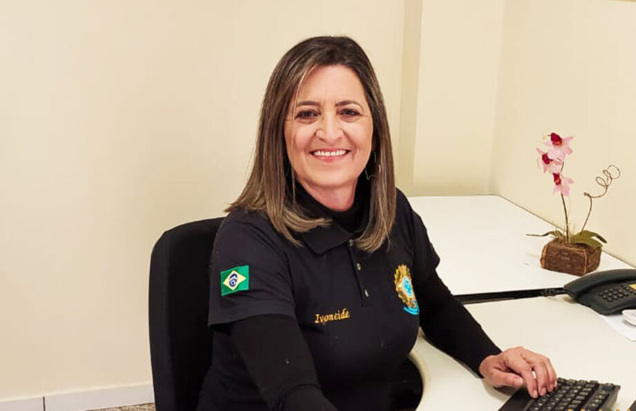 Paranaense da cidade de São João do Caiuá, Maria Ivoneide de Alencar Azevedo Santos veio adolescente com a família para Glória de Dourados e, apesar de cursar faculdade de Pedagogia, seus interesses mesmo eram pela área de Direito e por trabalhar no Fórum