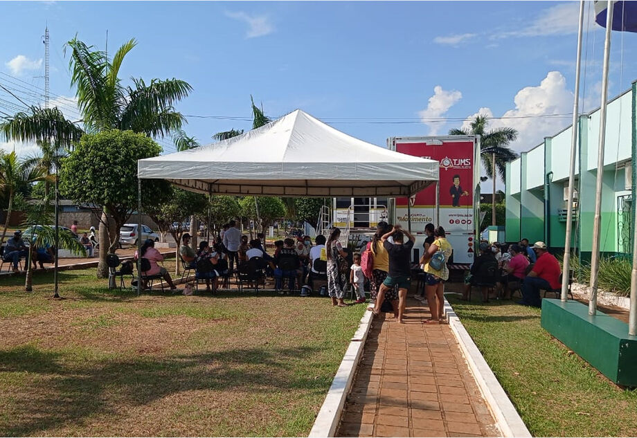 Assim, com os serviços da Carreta da Justiça, a população não precisa se deslocar até uma comarca-sede na tentativa de solucionar suas pendências judiciais, pois recebe atendimento de uma esquipe preparada na comarca