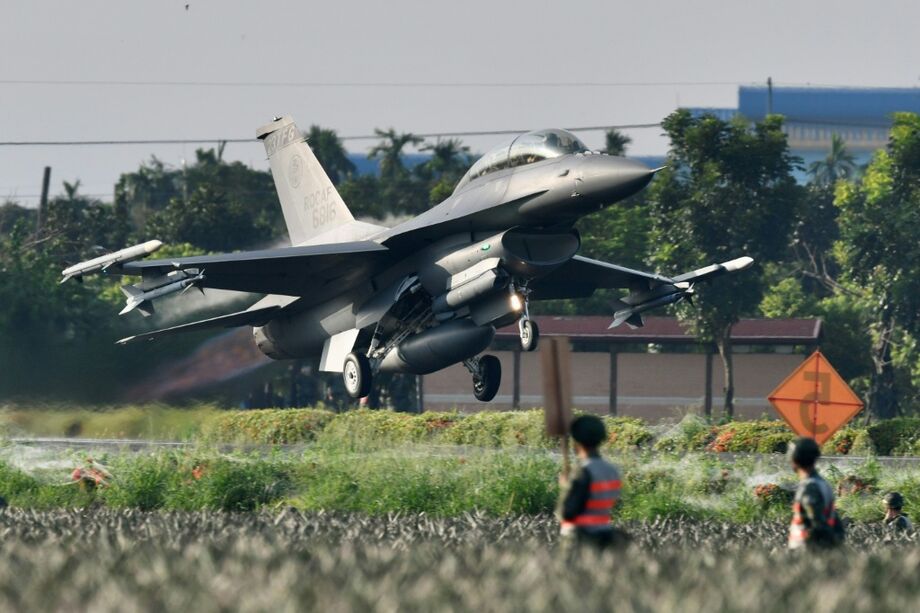 A ação incluiu 24 caças J-16, dez jatos J-10 e outras aeronaves de apoio, de acordo com o Ministério da Defesa de Taiwan