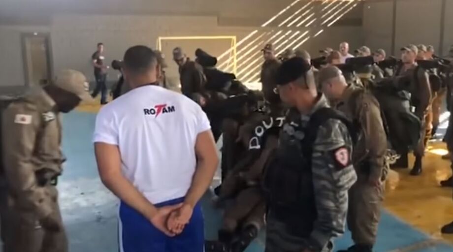 Momento em que o PM é agredido