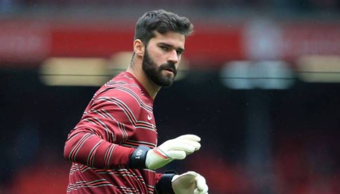 Alisson não ficou entre os três finalistas do prêmio de melhor goleiro do mundo pela Fifa