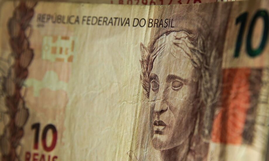 A lei também especifica em que situações o estado que receber o bem ou o serviço deverá arrecadar parte do ICMS, mesmo nos casos em que mercadorias passem por outros estados até o destino final