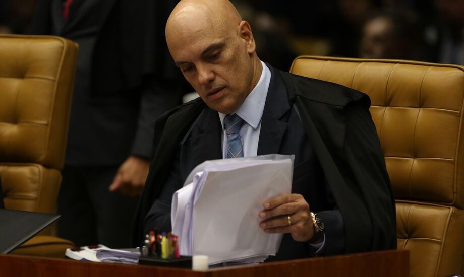 Na decisão, Moraes, que é relator do inquérito, entendeu que o presidente pode exercer o direito constitucional ao silêncio, mas não pode recusar previamente de participar dos atos processuais