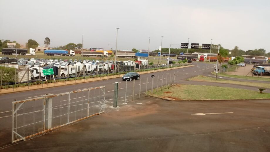 Fila de caminhões