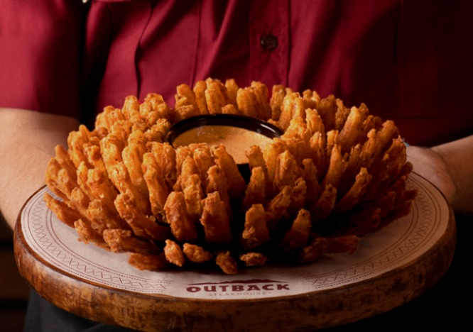 Durante o período da promoção, na compra de qualquer prato principal ou aperitivo no restaurante, clientes ganham uma Bloomim' Onion, a famosa cebola gigante e dourada, que é um dos principais carros-chefes do Outback