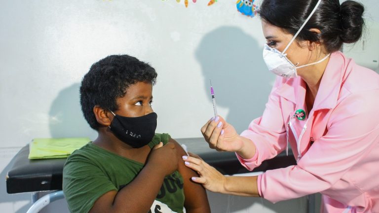 Aplicação vacina em criança