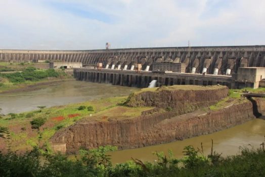 Após a construção da usina hidrelétrica de Itaipu, o povo Avá-Guarani se divide em acampamentos ou em três áreas reservadas.