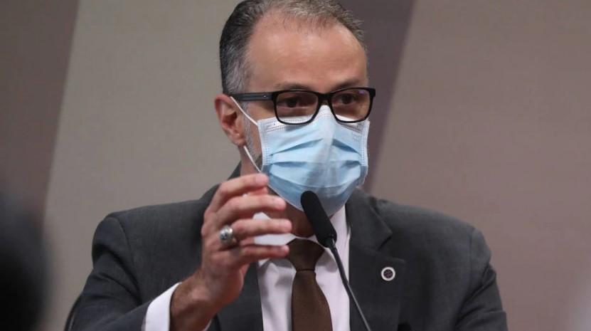 O chefe da Anvisa diz na CPI da Covid que se arrepende de participar do ato governista