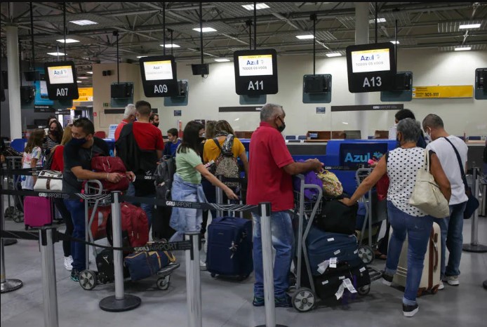 Movimentação no aeroporto de Guarulhos. Companhias começaram a cancelar voos após aumento de casos de covid e influenza entre funcionários