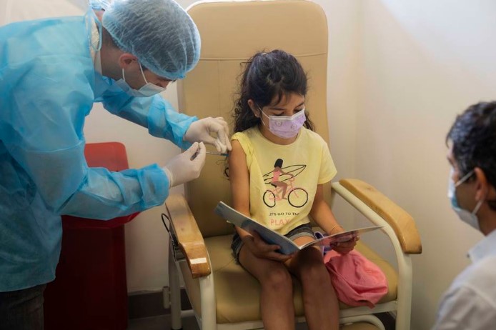 Menina uruguaia recebe primeira dose da vacina da Pfizer no início da campanha de vacinação infantil no país, em 12 de janeiro
