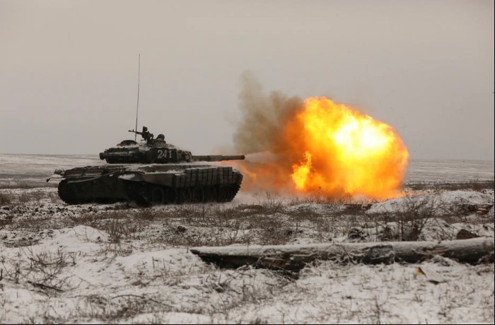 Tanque russo dispara durante exercício militar perto da cidade Rostov, na fronteira com a Ucrânia