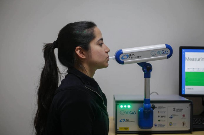 A advogada Alessandra Lacerda testa aparelho usado para detectar tumores de estômago pela respiração
