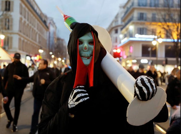 Manifestante fantasiado protesta contra passaporte da vacina na França, em 15 de janeiro, um dia antes de sua aprovação pelo Parlamento
