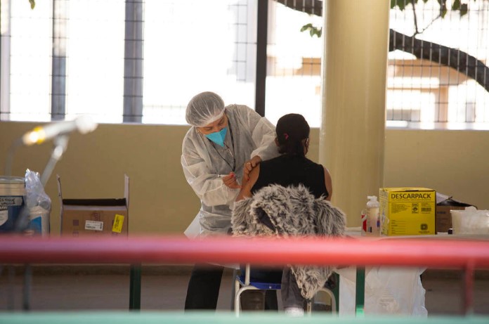 Brasil tem mais da 68% da população total com duas doses ou vacina de aplicação única contra a covid