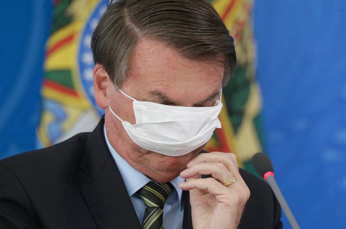 Depois de sugerir que a variante Ômicron é bem-vinda, Bolsonaro voltou ao assunto hoje e disse que os efeitos da cepa são bastante atenuados e que ela poderia sinalizar o fim da pandemia