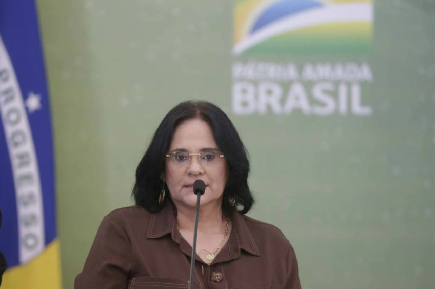 Presidente contou que a ministra da Mulher, da Família e dos Direitos Humanos, Damares Alves, pode ser candidata ao Senado por São Paulo.