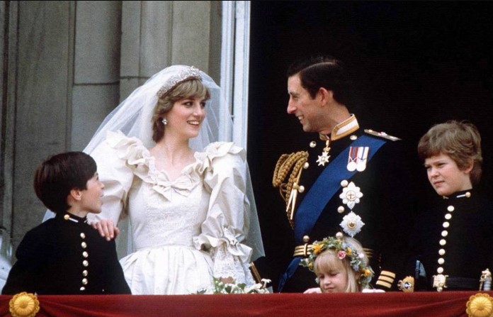 O príncipe Charles e a princesa Diana na varanda do Palácio de Buckingham em Londres, após seu casamento na Catedral de St. Paul, em 29 de junho de 1981