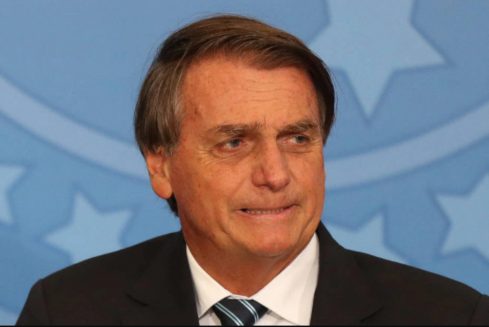 Jair Bolsonaro no Palácio do Planalto; o presidente afirmou que a PEC para reduzir os impostos sobre combustíveis e a conta de luz já está acertada com a equipe econômica