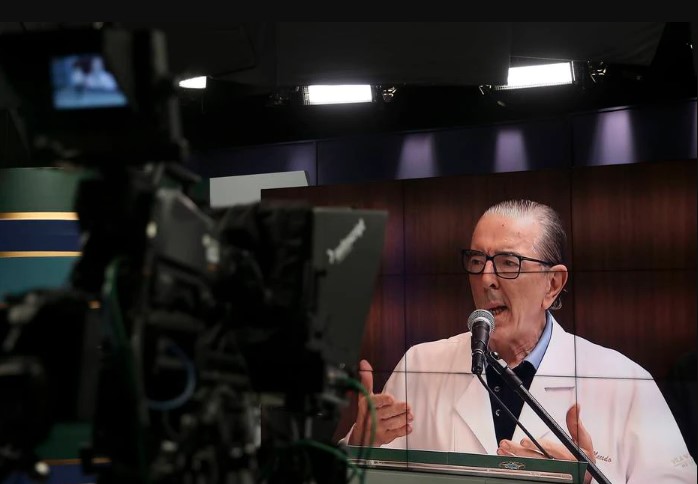 O cirurgião Antonio Luiz Macedo acompanha Jair Bolsonaro desde o atentado a faca sofrido pelo presidente em 2018