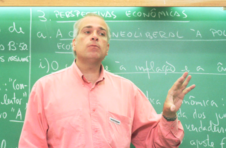 Celso Daniel dando uma aula na FGV: série retrata os afetados pela morte do prefeito de Santo André.