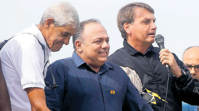 Waldyr Ferraz (à esq.) com Bolsonaro e Pazuello em carro de som no Rio, em maio do ano passado.
