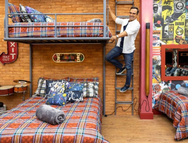 O apresentador do 'BBB 22', Tadeu Schmidt, mostra cenário da nova edição do reality