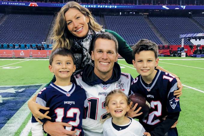 Tom Brady com a esposa Gisele Bündchen e os filhos