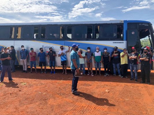 Indígenas de MS embarcam para colheita de maça no sul do Brasil