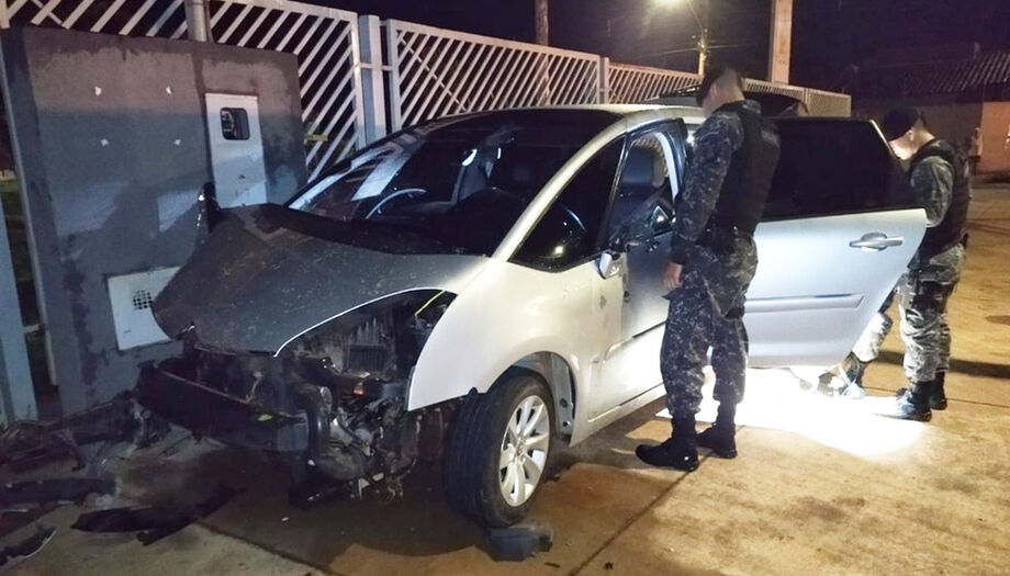 No primeiro carro estavam um rapaz de 21 e outro de 25