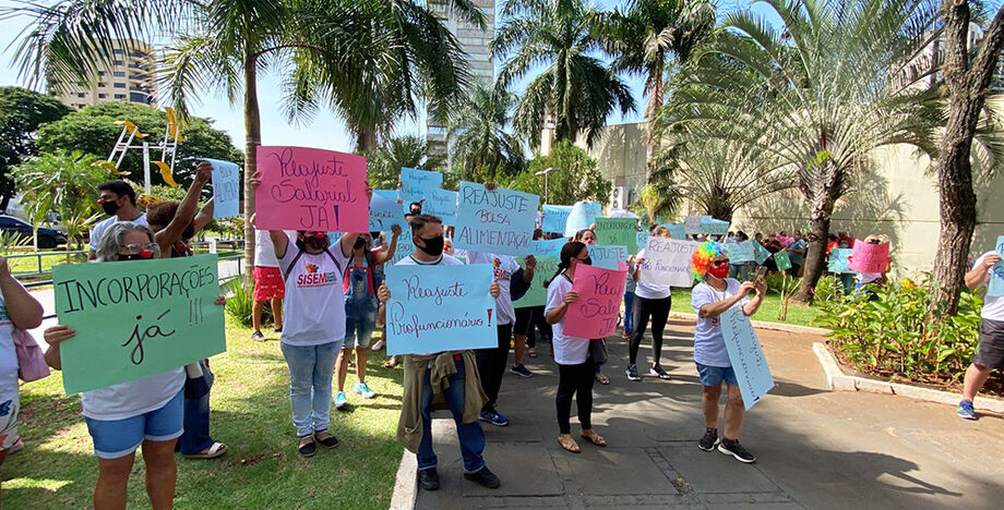 Manifestação em frente da Prefeitura de Campo Grande