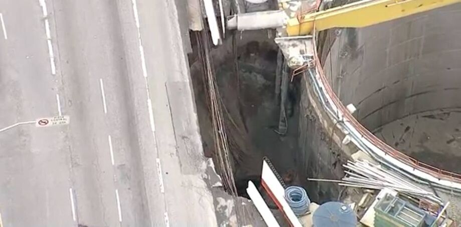 Buraco se formou ao lado de canteiro de obras do Metrô